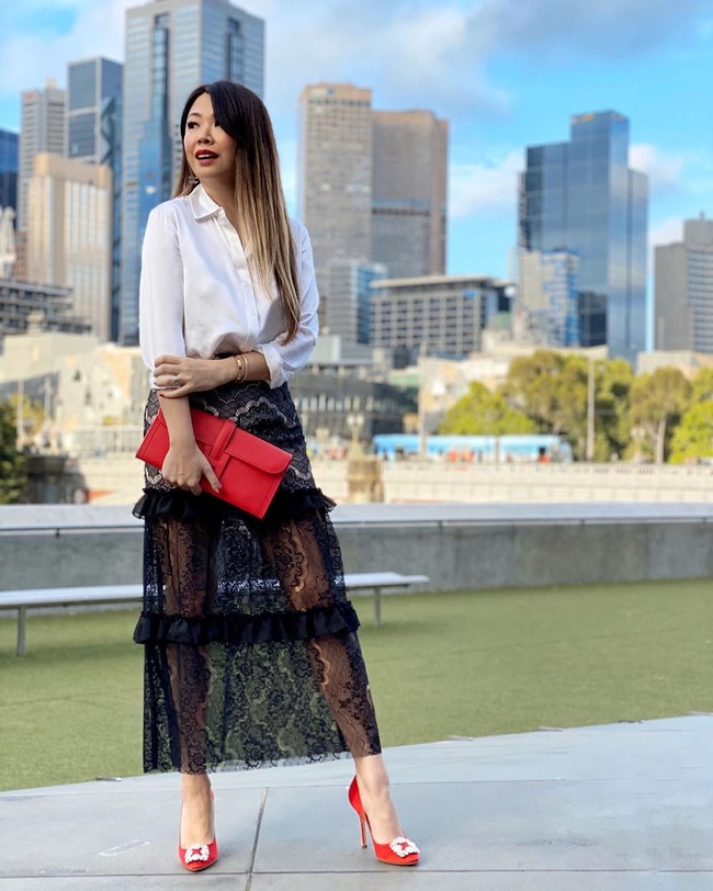 Dia menggantung tanktop dan camisolenya di gantungan untuk panci. Ya, dia memasang gantungan panci itu di lemarinya, dan dimanfaatkan untuk menggantung baju-baju tanpa lengannya itu.  Foto: Instagram