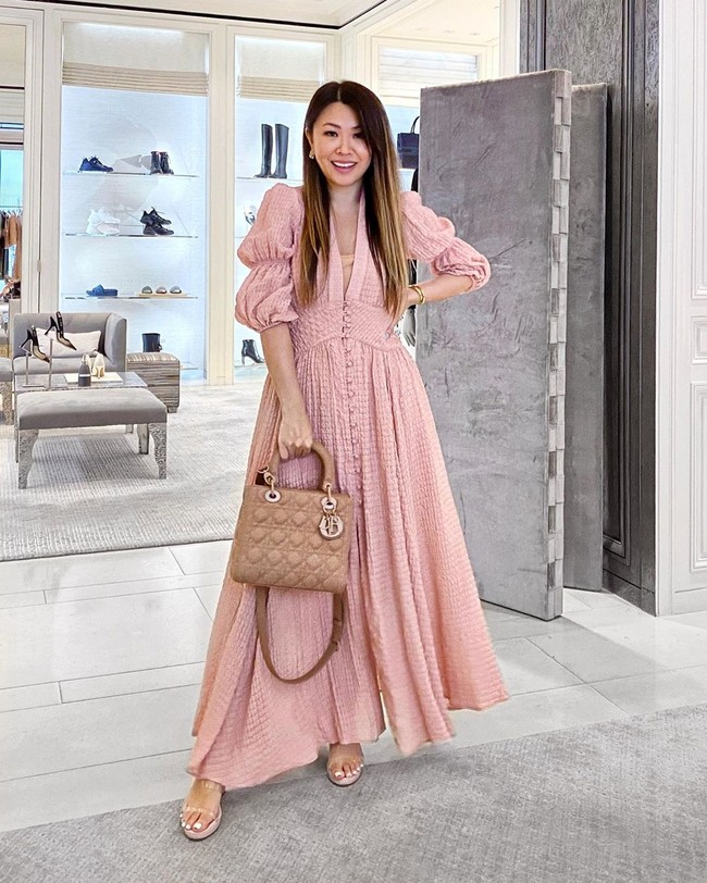 Mel selalu tampil dengan barang-barang dari desainer. Mulai dari Chanel, Yvs Saint Laurent, Dior.  Foto: Instagram