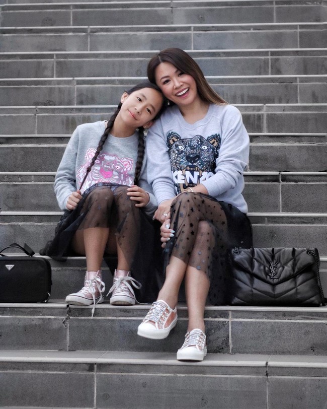 Mel pun kerap tampil kompak dengan anak perempuannya. Di foto ini, keduanya sama-sama menggunakan sweater Kenzo. Sang anak bahkan menenteng tas Prada. Foto: Instagram