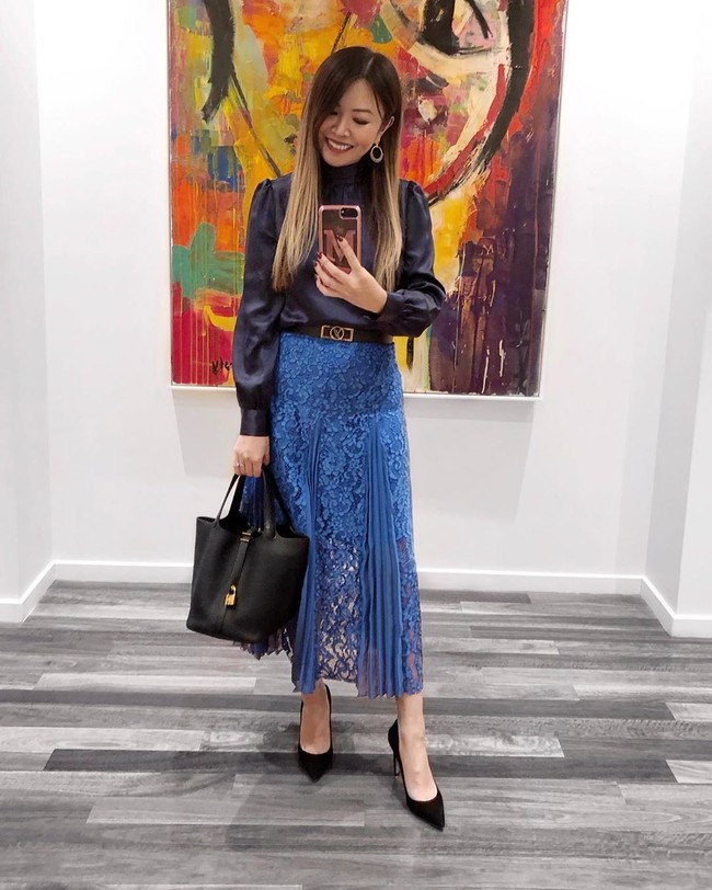 Mel pun kerap membagi tips dalam menyimpan pakaian. Mel bahkan punya tips unik dalam menggantung tanktop dan camisolenya.  Foto: Instagram