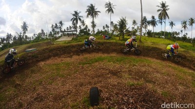 Anak-anak Penggila BMX Minicros Adu Cepat di Pangandaran