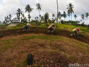 Anak-anak Penggila BMX Minicros Adu Cepat di Pangandaran