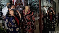 Harga masker batik Marunda ini berkisar mulai dari Rp 100.000; untuk satu paket masker bermotif batik Marunda. Untuk pemasaran masker, pihak perajin mengandalkan kerjasama dengan Dewan Kerajinan Nasional Daerah dengan sistem online untuk penjualan.