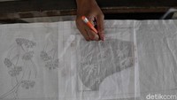 Di tempat pelatihan tersebut, para perajin yang kebanyakan ibu-ibu yang tinggal di kawasan itu diberikan pelatihan membuat pola dalam membatik.