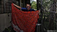 Motif yang menghiasi masker tersebut diketahui merupakan batik Marunda.