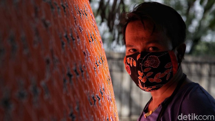 Masker kini jadi aksesoris yang diburu warga guna cegah virus Corona. Masker beragam motif pun dijajakan, salah satunya masker motif batik khas pesisir Jakarta.