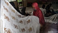 Ondel-ondel, tarian kipas, hingga ubur-ubur pun diketahui merupakan motif batik dari pesisir ibu kota tersebut.