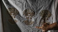 Seorang perajin menunjukkan motif batik Marunda yang tengah ia kerjakan.