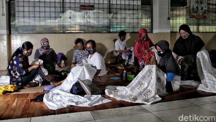 Meraup Cuan dari Masker Batik Marunda yang Memesona Masker kini jadi aksesoris yang diburu warga guna cegah virus Corona. Masker beragam motif pun dijajakan, salah satunya masker motif batik khas pesisir Jakarta.
