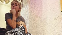 Miley hanya keramas saat menjalani wawancara tersebut dan satu lagi saat tampil di acara Elton John. Dok. Instagram/mileycyrus