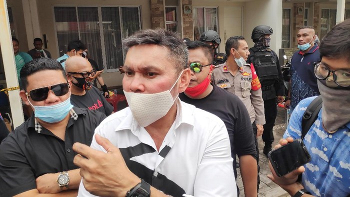 Nus Kei menghadiri rekonstruksi penyerangan kediamannya di Green Lake, Tangerang, Rabu (24/6/2020).