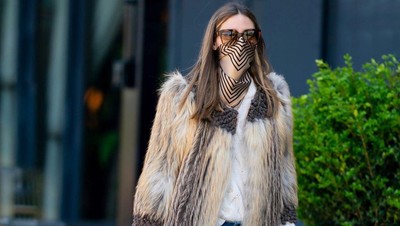 5 Inspirasi Mix & Match Scarf Buat Masker ala Sosialita Olivia Palermo