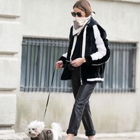 Scarf juga perempuan 34 tahun itu pakai untuk menemani busana bernuansa monokrom. Sneakers putih bermotif meninggalkan look street-style yang kekinian. (Foto: Instagram/@oliviapalermo)