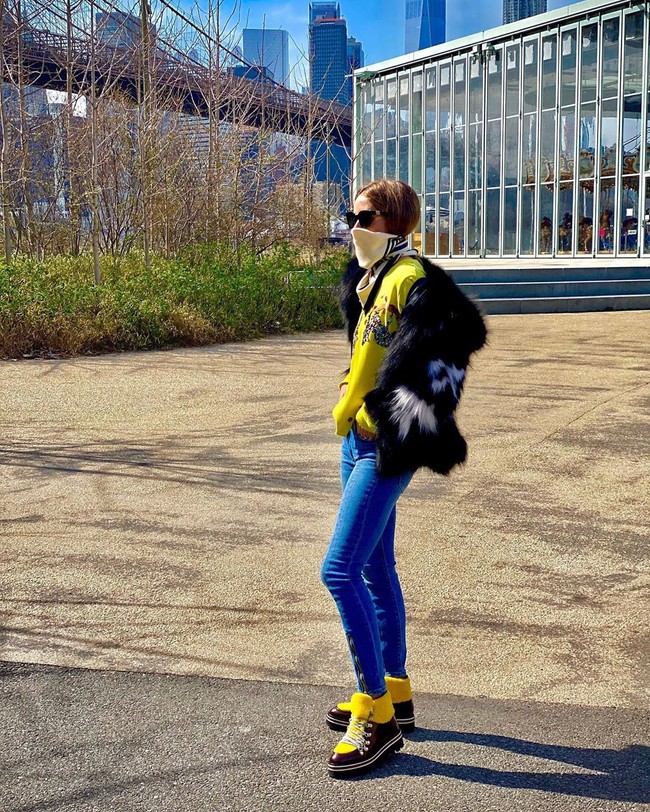 Bagi kamu yang suka tampil bold, gaya Olivia dalam padanan jeans, lalu blus kuning dan boots senada ini mungkin bisa menjadi inspirasi. (Foto: Instagram/@oliviapalermo)