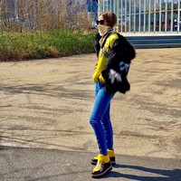 Bagi kamu yang suka tampil bold, gaya Olivia dalam padanan jeans, lalu blus kuning dan boots senada ini mungkin bisa menjadi inspirasi. (Foto: Instagram/@oliviapalermo)