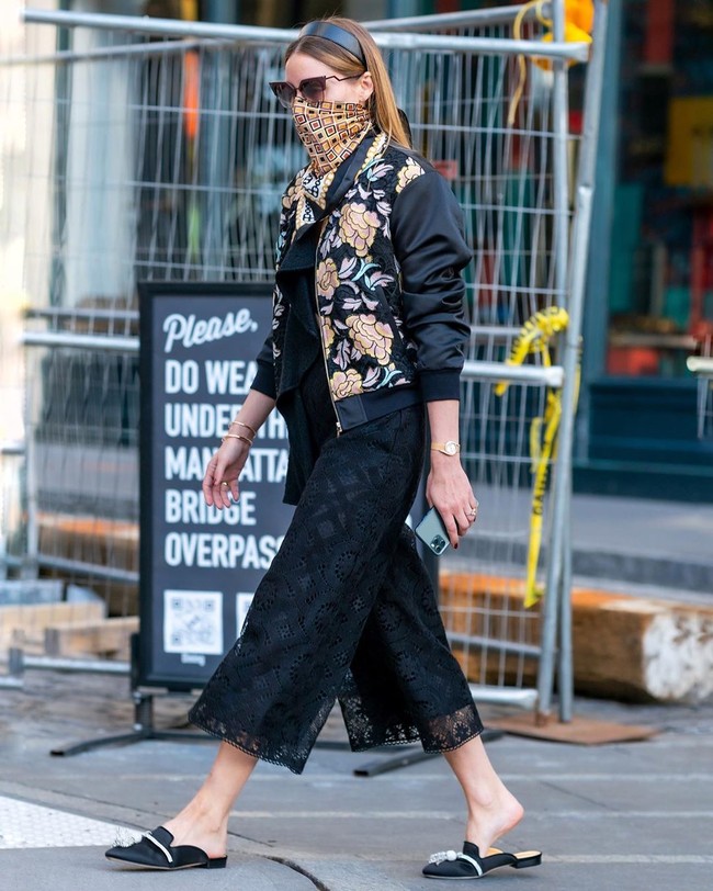 Gaya Olivia yang satu ini boleh dilirik oleh pecinta busana berwarna gelap. Scarf dengan motif yang bold serta jaket floral dan celana bertekstur bisa jadi andalan agar gaya tak terasa monoton. (Foto: Instagram/@oliviapalermo)