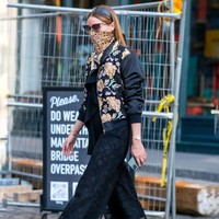 Gaya Olivia yang satu ini boleh dilirik oleh pecinta busana berwarna gelap. Scarf dengan motif yang bold serta jaket floral dan celana bertekstur bisa jadi andalan agar gaya tak terasa monoton. (Foto: Instagram/@oliviapalermo)