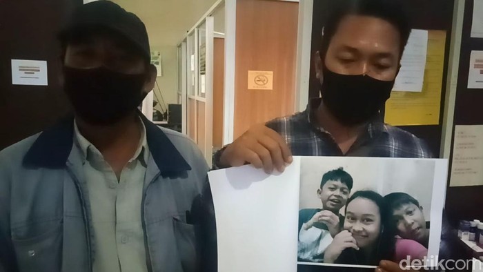 Rachmat (49), seorang ayah asal Kota Palembang, Sumatera Selatan menangis pilu karena tiga anaknya hilang. Mungkinkah ketiga anaknya diambil sang ibu, Nurhidayati?