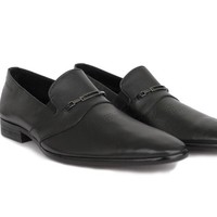 Hanya PekerjaanJenis sepatu ini banyak dipakai oleh orang kantoran. Biasanya mereka mempertimbangkan matang-matang karena ingin menunjukkan profesionalitas. Meski begitu, menurut analisa tidak ada hubungannya ketelitian itu kemampuan menjaga sepatu ketika dipakai atau daya tarik pemakai. Foto: Zalora/Crocodile