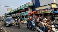 Kios-kios di lantai atas tampak tutup.