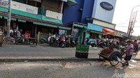 Aktivitas jual beli hanya terlihat di lantai bawah.