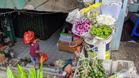 Untuk merealisasikan rencana revitalisasi, pedagang yang ada di kios maupun menggelar lapak akan direlokasi sementara.
