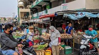 Saat pandemi COVID-19, pedagang maupun pembeli diwajibkan memakai masker.