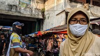 Sejumlah pengunjung melintas di deretan lapak di luar Pasar Ciputat.