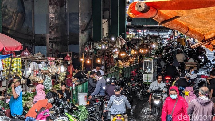 Pasar Ciputat Tangerang Selatan Para pedagang melakukan aktivitas jual-beli di Pasar Ciputat, Tangerang Selatan, Rabu (24/6/2020). Pemkot Tangsel berencana merevitalisasi pasar tersebut mulai tahun ini. Pemkot Tangerang Selatan melalui skema kerja sama pemerintah dan badan usaha (KPBU) berupaya mencari investor untuk membiayai revitalisasi pasar yang menghabiskan anggaran hingga Rp 250 miliar.