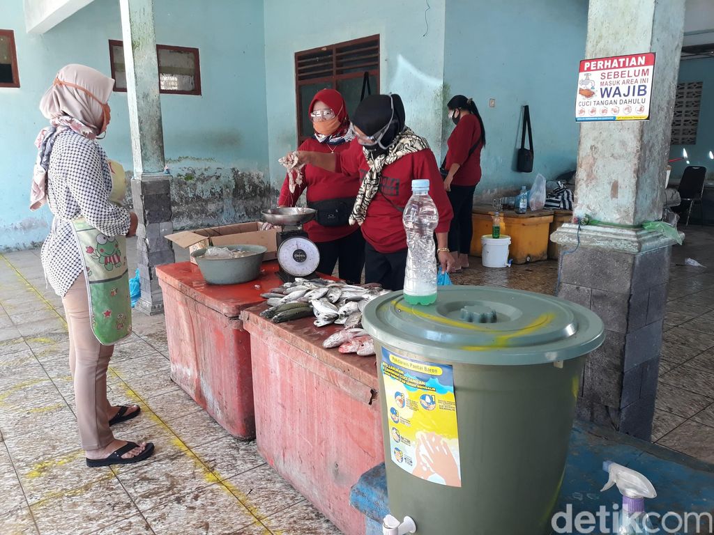 Pedagang di Pantai Kukup Gunungkidul