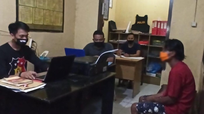 Pelaku Penganiayaan Istri di Luwu Saat Diperiksa Polisi