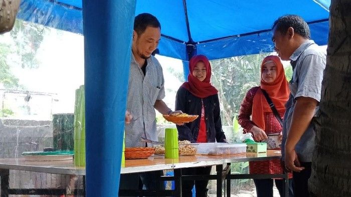 5 Penjual Makanan Ini Tawarkan Harga Seribuan Demi Bantu 