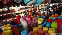 Tidak hanya tanaman sejumlah pengunjung juga membeli pot.