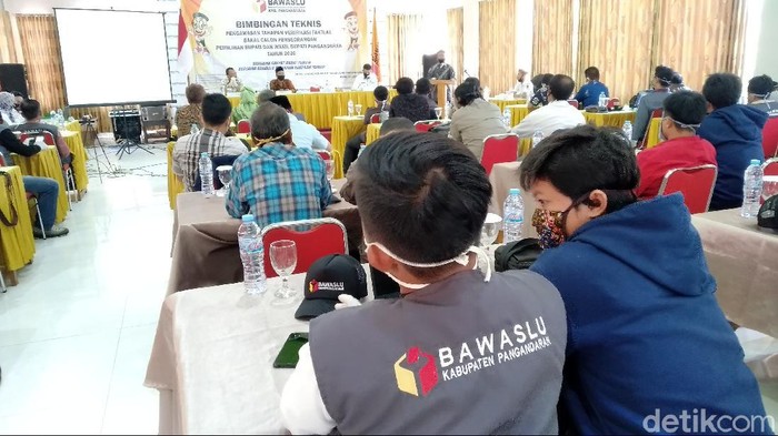 Petugas Bawaslu kecamatan mengikuti bimbingan teknis untuk mengawasi tahapan verifikasi faktual berkas dukungan calon perseorangan