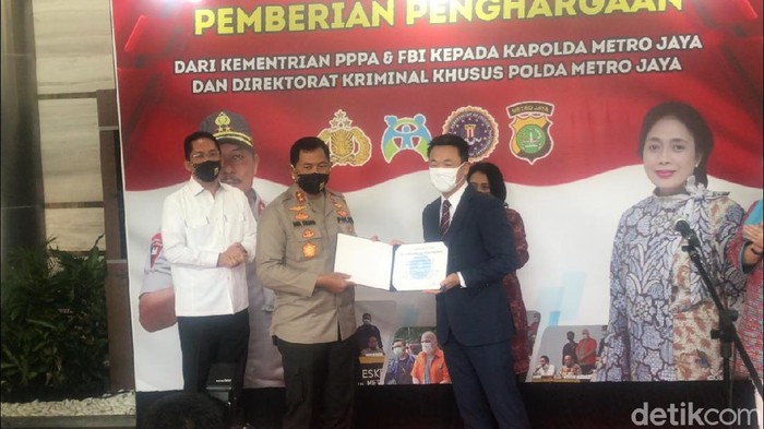 Polda Metro Jaya terima penghargaan