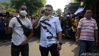 Agrapinus Rumatora atau Nus Kei tampak hadir saat polisi menggelar rekonstruksi kasus penyerangan kelompok John Kei di kawasan Duri Kosambi, Jakarta.