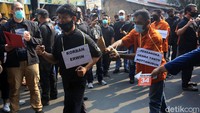 Rekonstruksi tersebut dilakukan di sejumlah lokasi oleh polisi sebagai upaya untuk menelisik rangkaian peristiwa penyerangan itu.