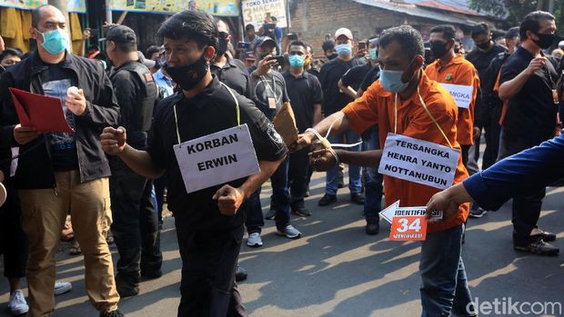 Polisi gelar rekonstruksi kasus penembakan hingga penyerangan kelompok John Kei terhadap Nus Kei. Rekonstruksi itu salah satunya digelar di Duri Kosambi.