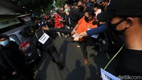 Seperti diketahui, John Kei ditangkap Polda Metro Jaya atas kasus penyerangan brutal di Jakarta Barat dan Tangerang pada Minggu (21/6) siang lalu. John Kei dkk ditangkap di markasnya di Medan Satria, Bekasi, pada Minggu (21/6) malam.