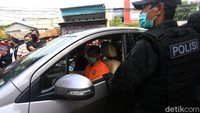 Sejumlah anggota kepolisian bersiaga untuk mengamankan area lokasi diselenggarakannya rekonstruksi tersebut.