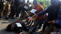 Polda Metro Jaya menggelar rekonstruksi kasus penyerangan kelompok John Kei terhadap Nus Kei di kawasan Duri Kosambi, Jakarta, Rabu (24/6/2020).
