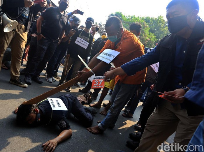 Polisi gelar rekonstruksi kasus penembakan hingga penyerangan kelompok John Kei terhadap Nus Kei. Rekonstruksi itu salah satunya digelar di Duri Kosambi.