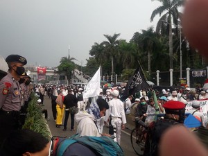 Video Suasana Demo Massa PA 212 Tolak RUU HIP di DPR Sore Ini