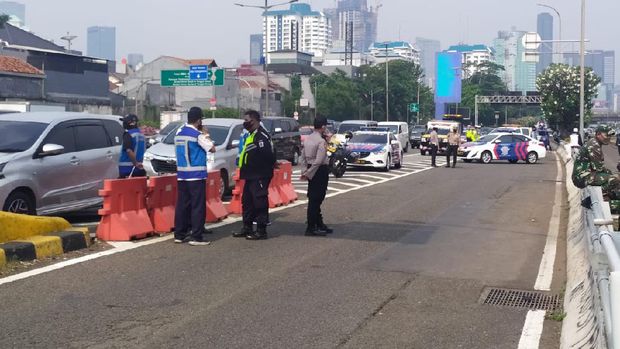 Polisi tutup arus lalin depan DPR demo PA 212 tolak RUU HIP