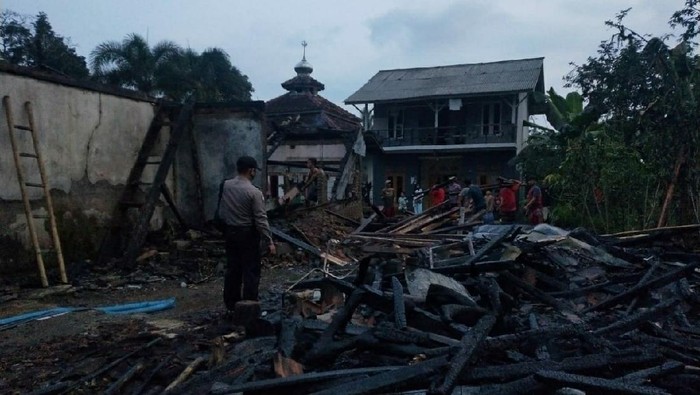 Ponpes di Cianjur ludes terbakar