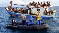 Diketahui, puluhan pengungsi etnis rohingya ditemukan  terdampar sekitar 4 mil dari pesisir Pantai Seunuddon, Aceh.