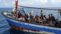 Sebanyak 94 orang pengungsi etnis Rohingya yang terdiri dari 15 orang laki-laki, 49 orang perempuan dan 30 orang anak-anak ditemukan terdampar di kawasan Aceh.