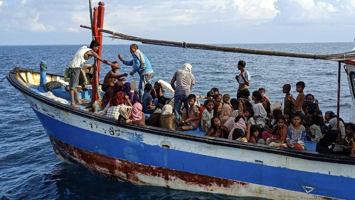 Puluhan pengungsi etnis rohingya terdampar sekitar 4 mil dari pesisir pantai kawasan Aceh. Selain orang dewasa, sejumlah anak terlihat di dalam rombongan itu.