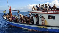 Pengungsi etnis Rohingya berada di atas kapal KM Nelayan 2017.811 milik nelayan Indonesia di pesisir Pantai Seunuddon. Kecamatan Seunuddon, Aceh Utara, Aceh. (24/6/2020).