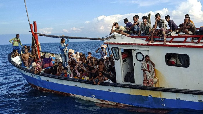 Potret Pengungsi Rohingya Terdampar di Pesisir Pantai Aceh Puluhan pengungsi etnis rohingya terdampar sekitar 4 mil dari pesisir pantai kawasan Aceh. Selain orang dewasa, sejumlah anak terlihat di dalam rombongan itu.